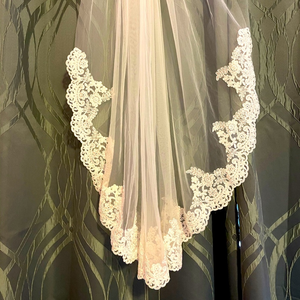 Finger tip length bridal veil. Never worn! - Picture 1 of 11